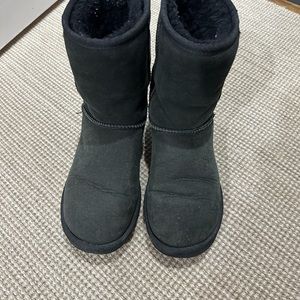 Ugg classic short boot in black